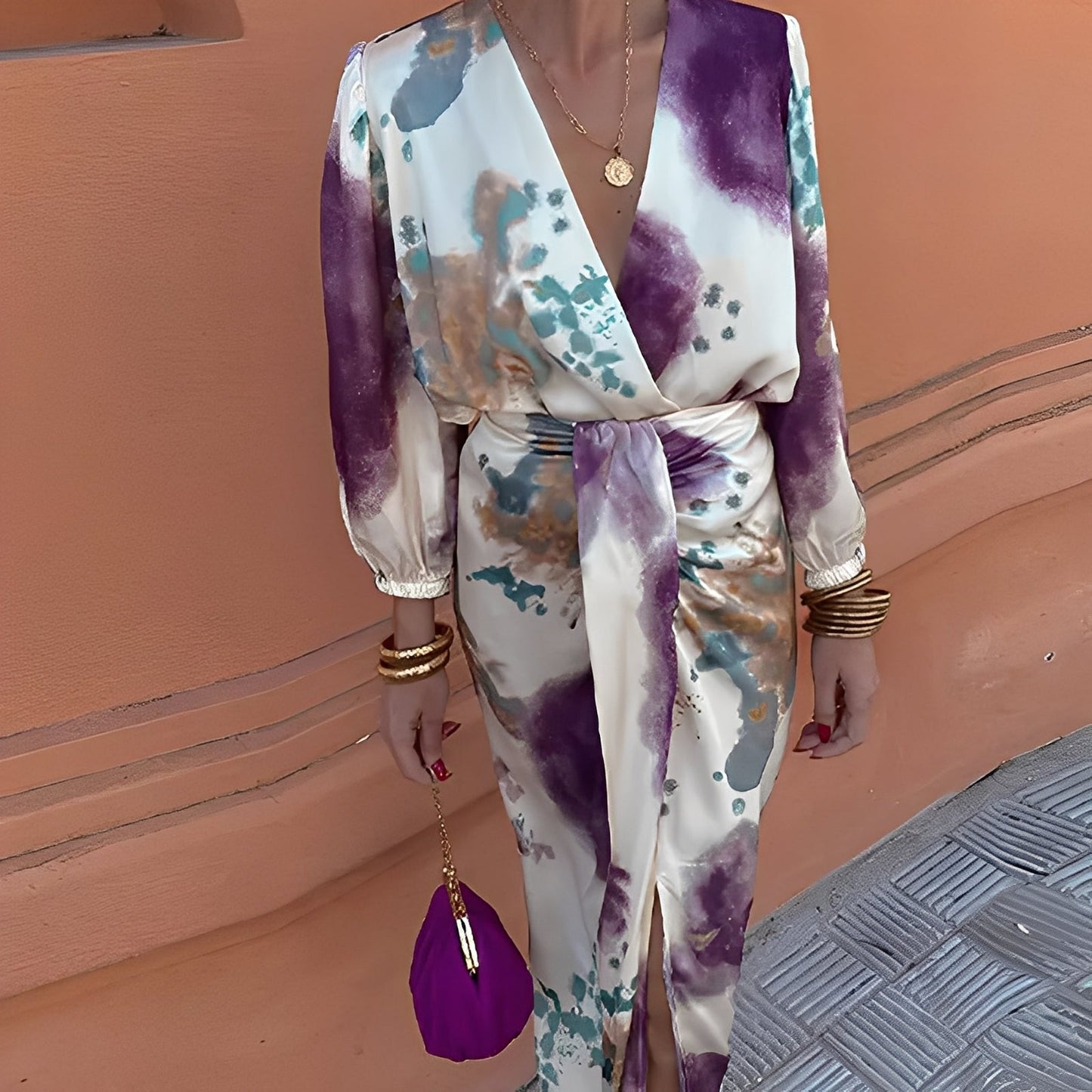 Éva - Elegant kjole med V-hals til kvinder