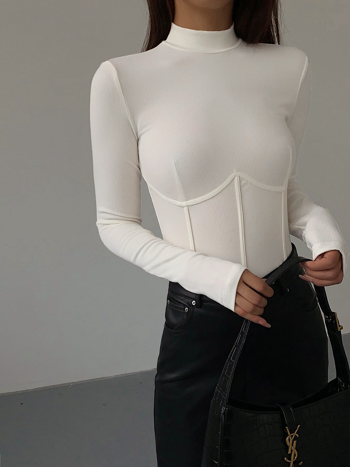 Nelia – Slim T-Shirt med Ståkrave