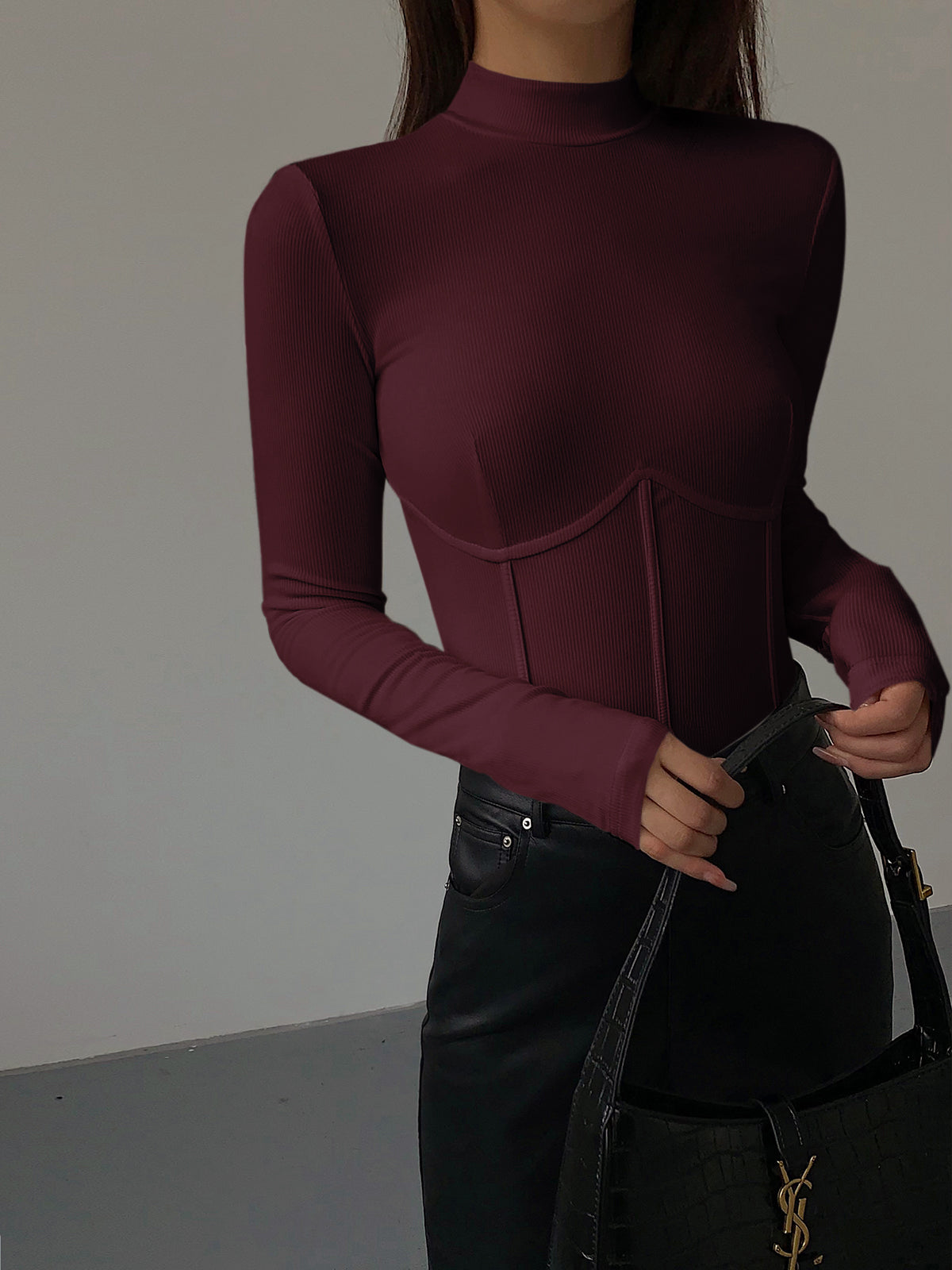 Nelia – Slim T-Shirt med Ståkrave