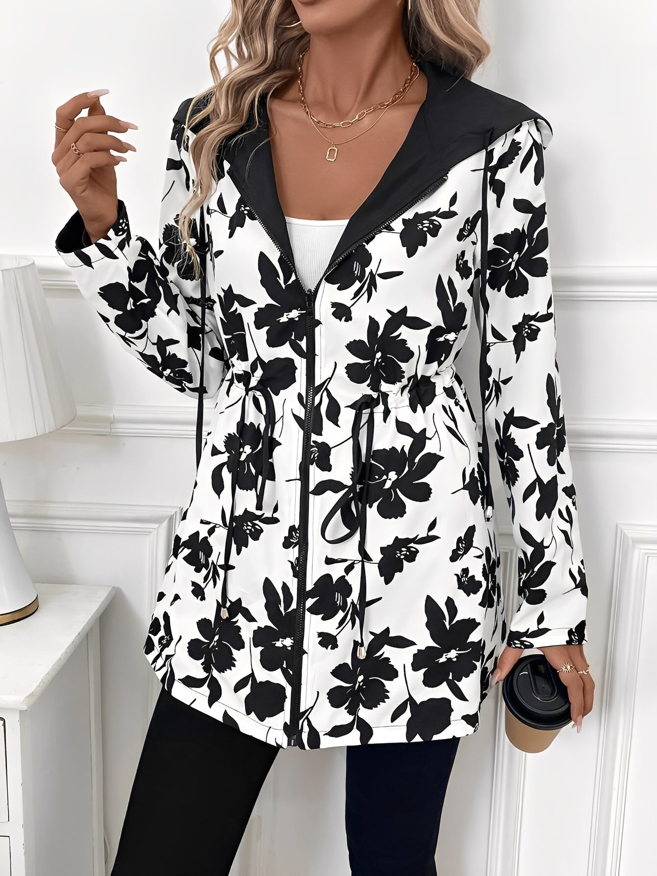 Jennelle - Stilfuld vendbar jakke med hætte til damer