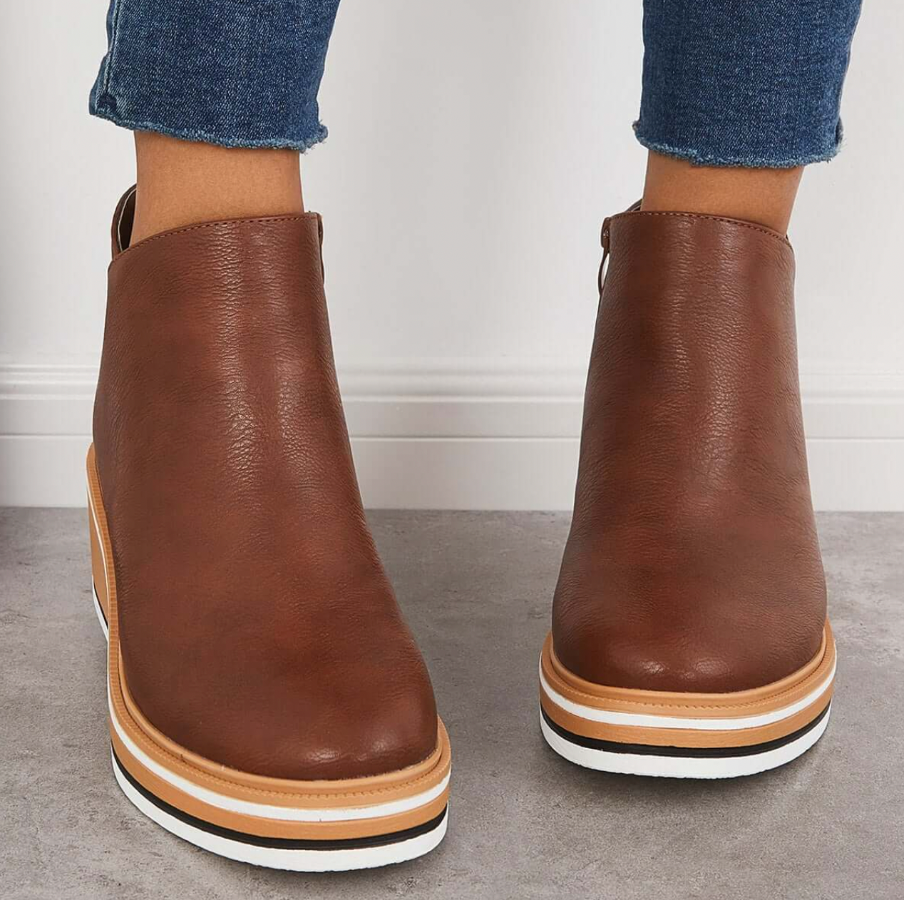 Mari Stella – Stilfulde Læderstøvler med Dekorative Syninger